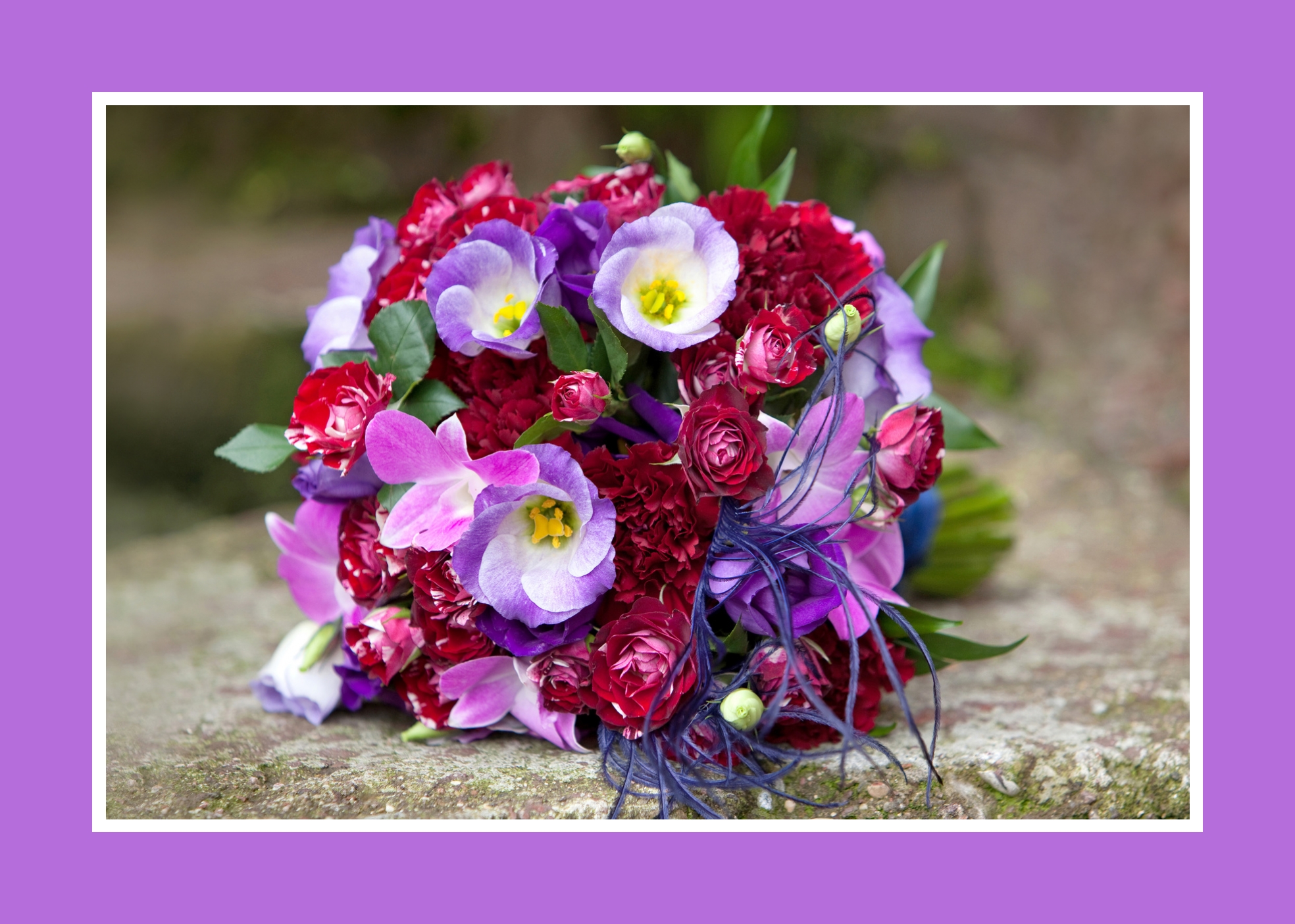 Blumenarrangement in Lila und Bordeaux 