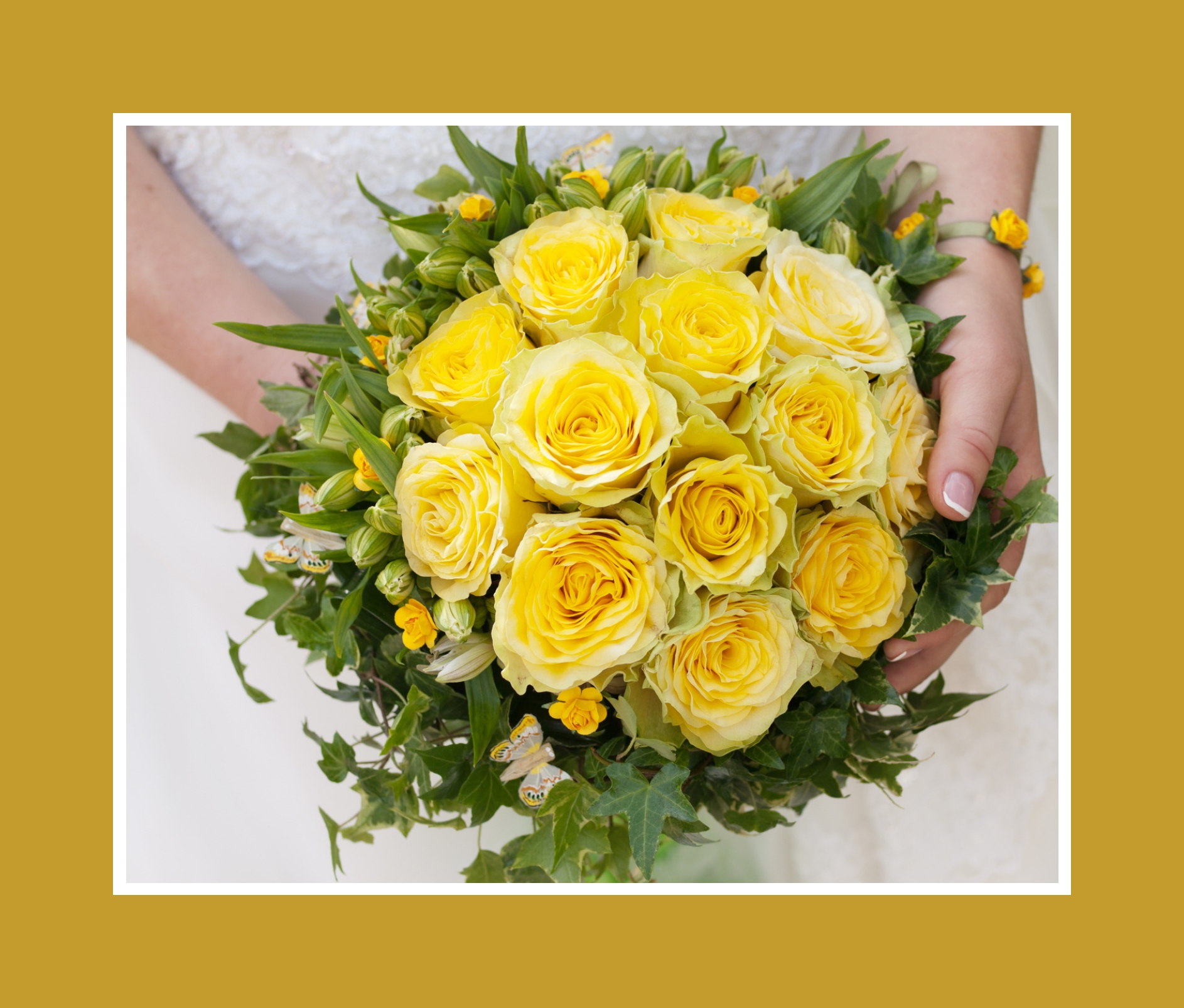 Brautstrauß aus gelben Rosen mit Grün in Biedermeier-Form