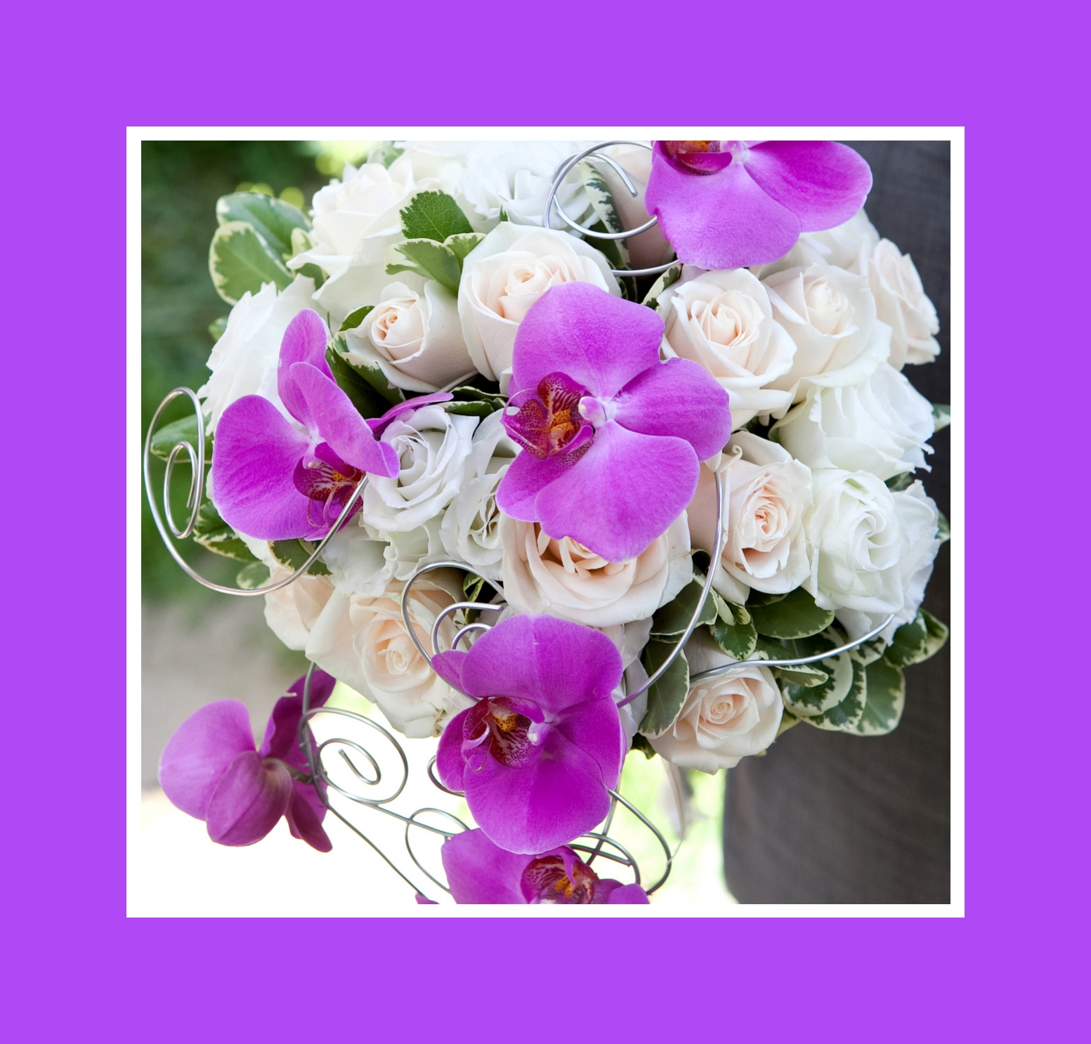 Brautstrauß aus Rosen und Orchideen in Weiß und Lila 