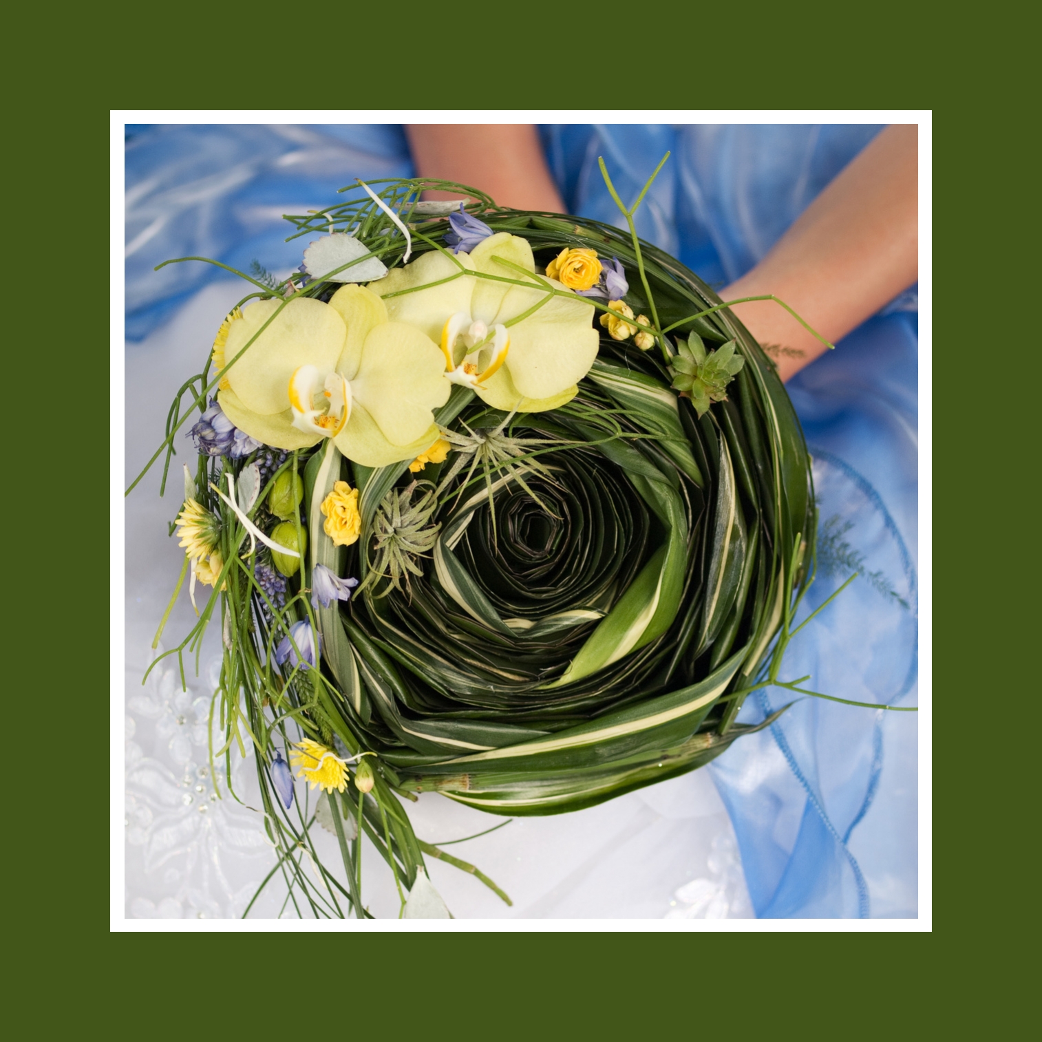 Der rustikale Brautstrauß aus Orchideen, Veilchen, Ranunkeln und Löwenzähnen in Grün, Gelb und Lila