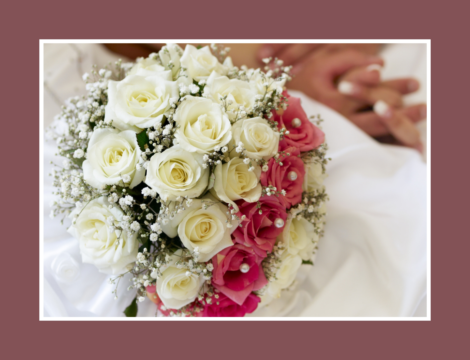 Perlenschmuck und Satinmanschette