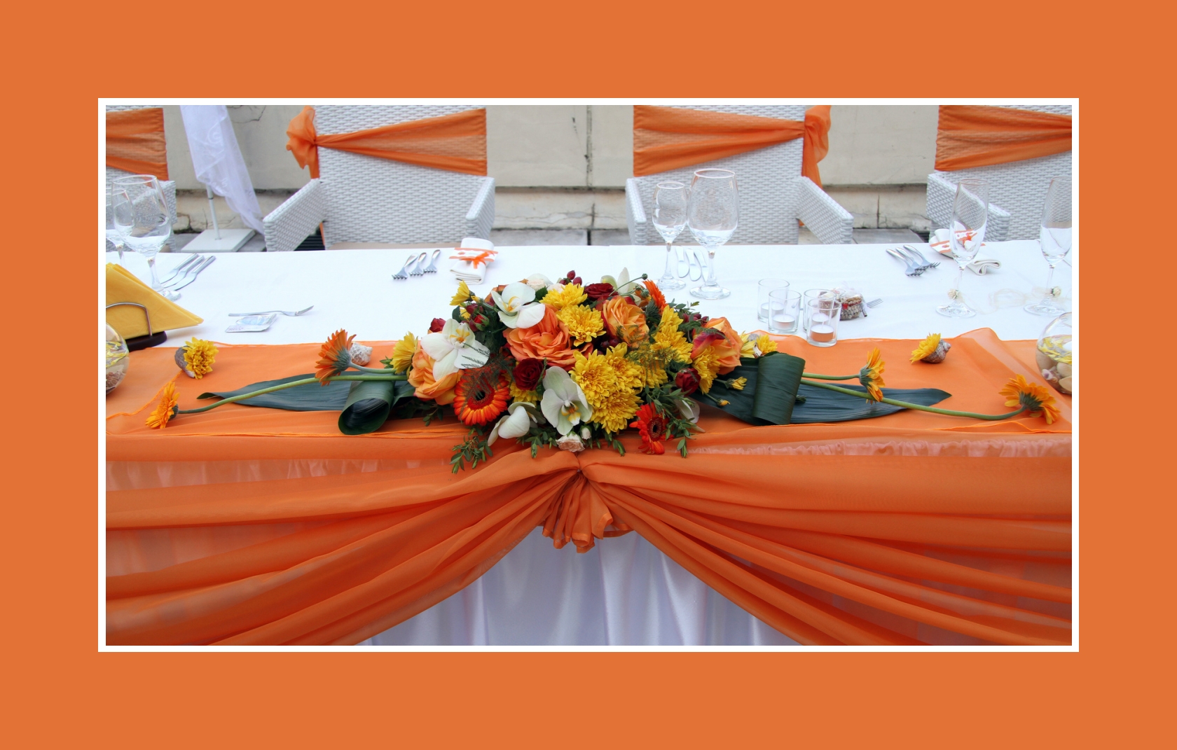 Blumendeko für Hochzeit in Orange-Weiß & Goldfische