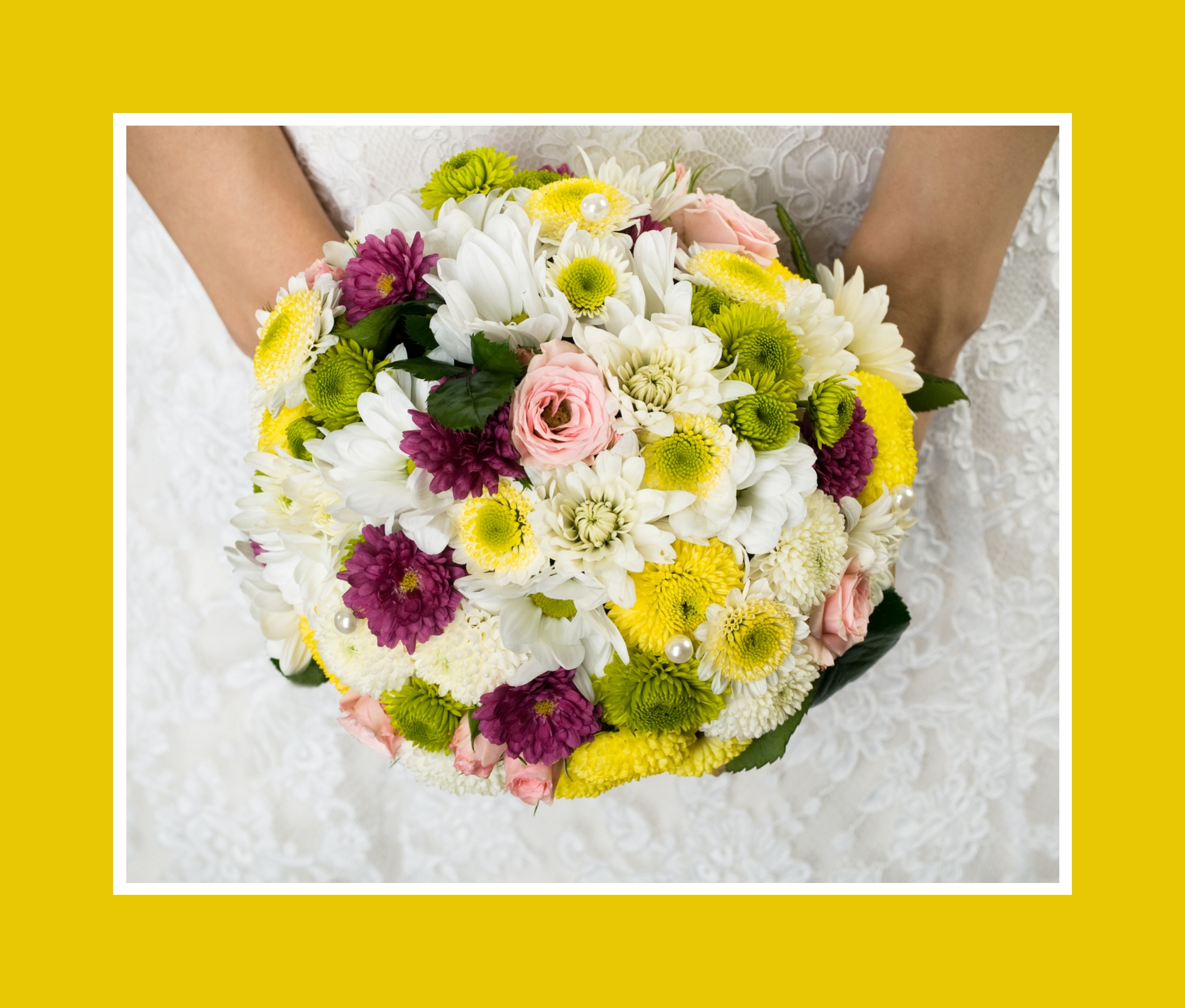 Brautstrauß aus Rosen, Chrysanthemen und Astern mit Grün in Biedermeier-Form