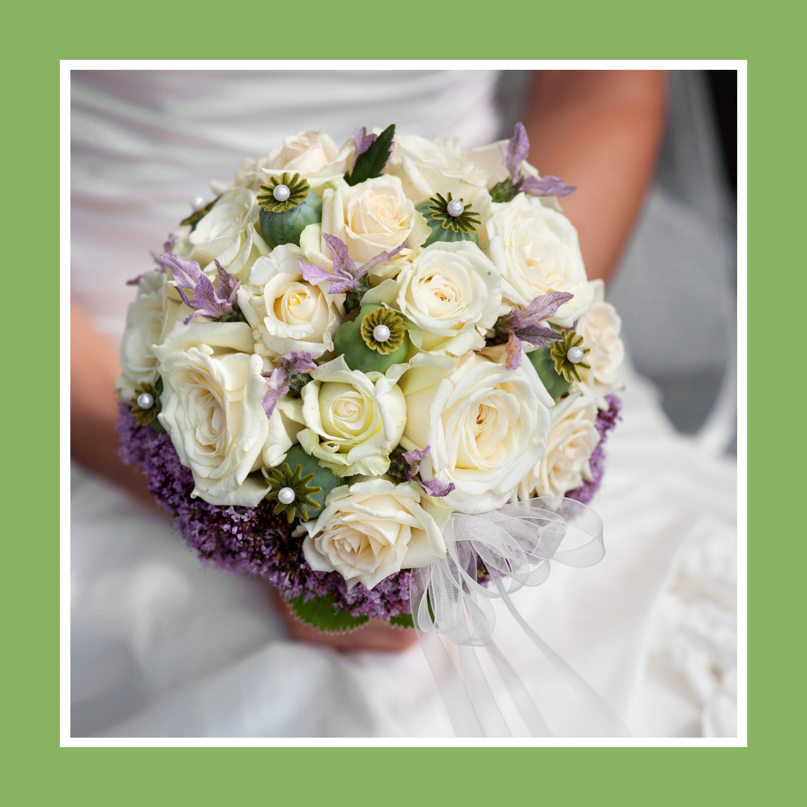 Brautstrauß aus Rosen, Flieder & Irisen in Weiß und Violett
