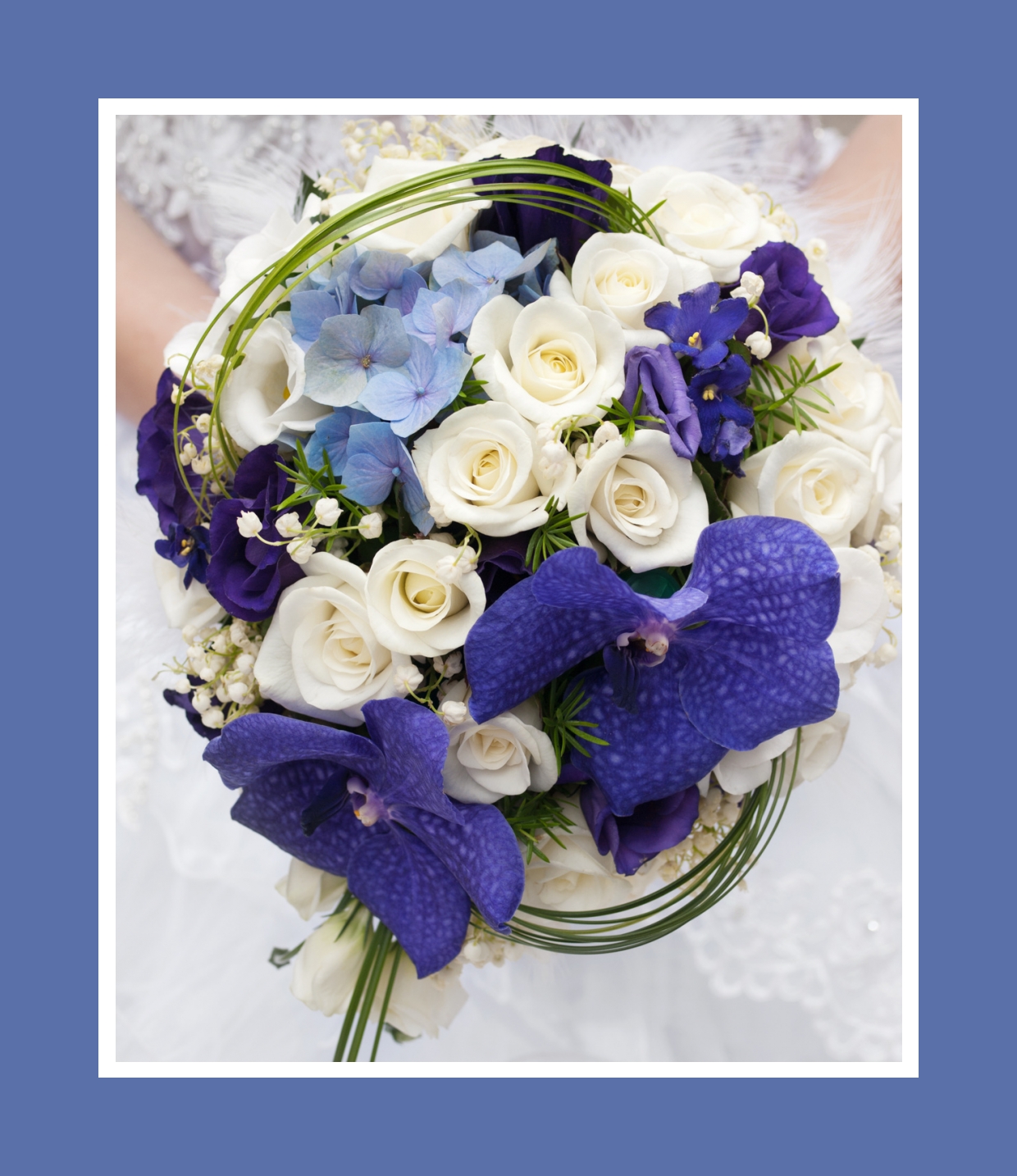 Brautstrauß aus Rosen, Orchideen und Hortensien in Weiß und Violett