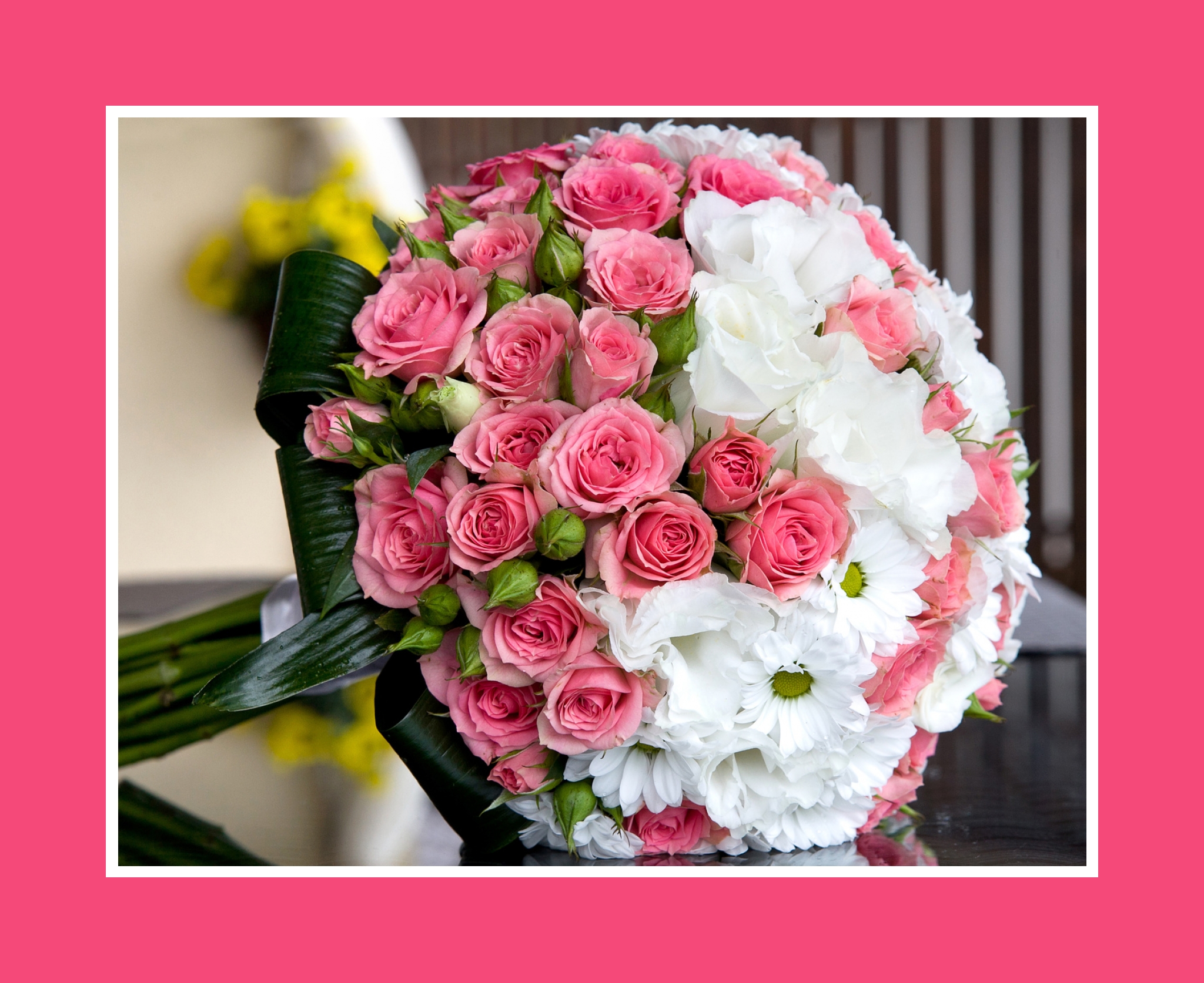 Brautstrauß aus Rosen, Pfingstrosen und Kamillen in Rosa und Weiß