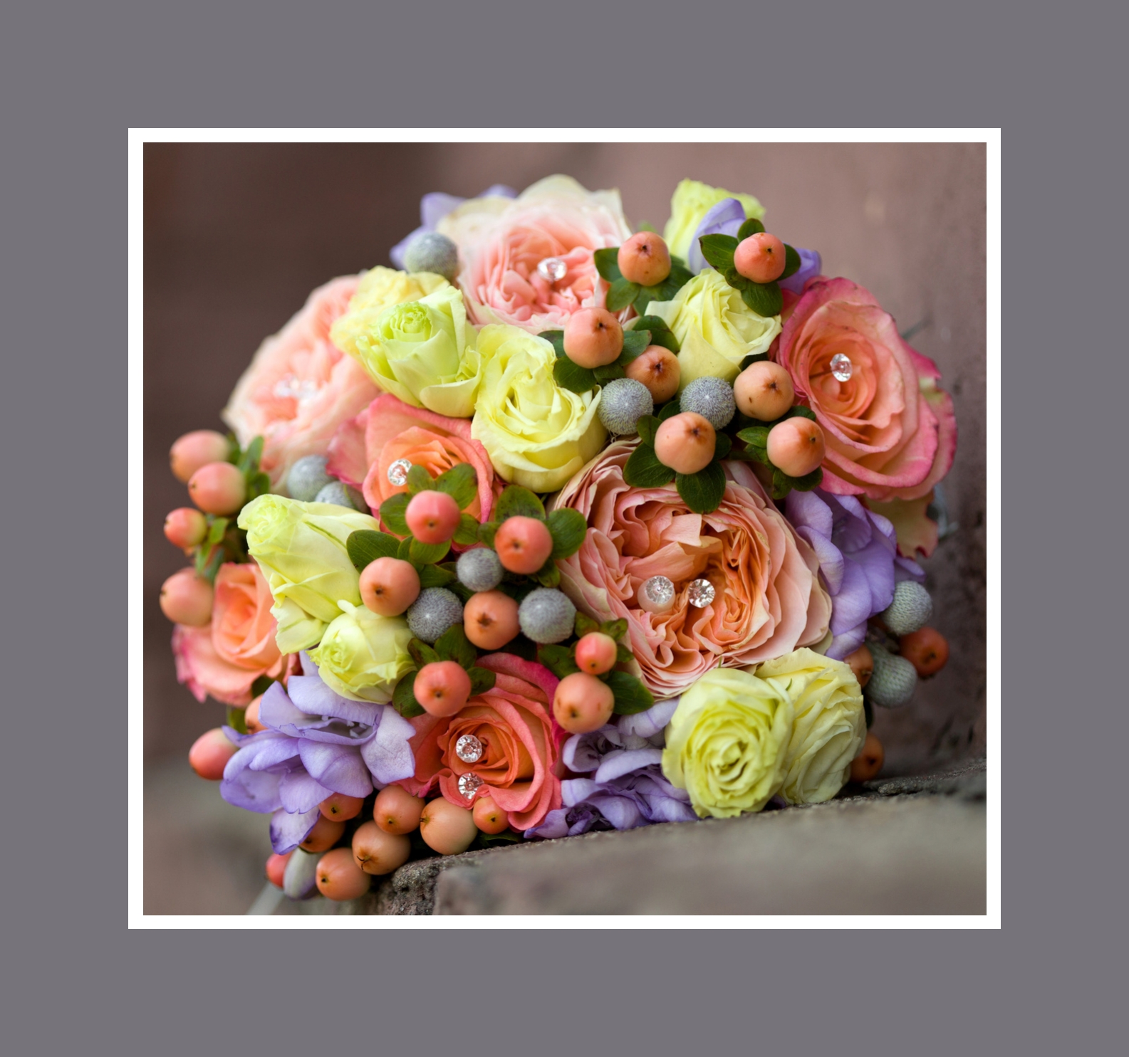 Brautstrauß – Rosen & Ranunkeln mit Tollkirschen und Beeren – Hochzeit im Sommer