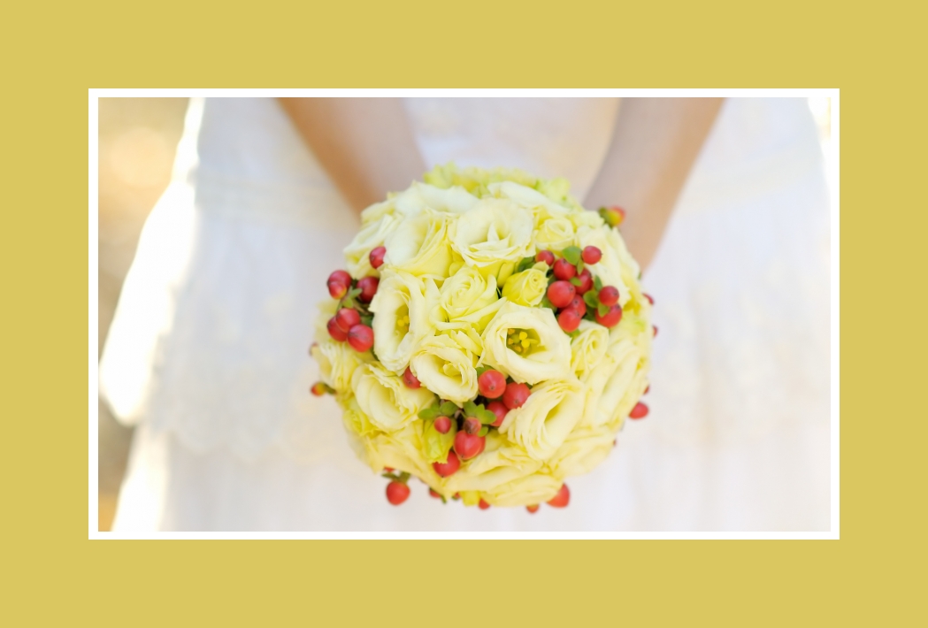 Brautstrauß mit grün-gelben Rosen & Herbstmotiven in einer Kugelform