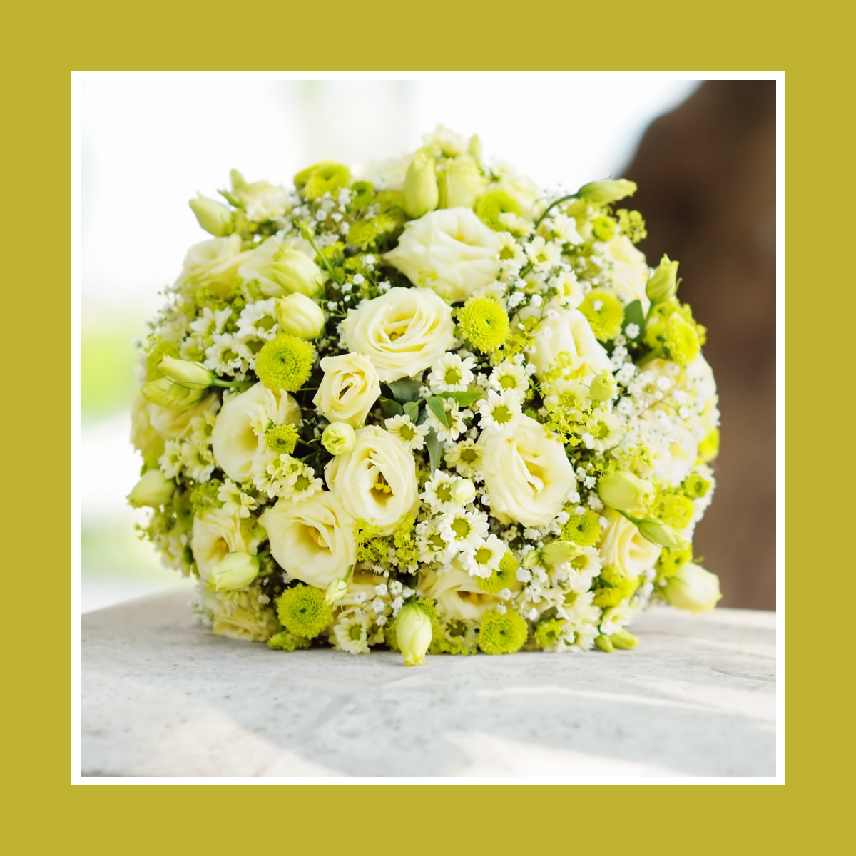 Brautstrauß Kugel aus Rosen Chrysanthemen & Kamillen