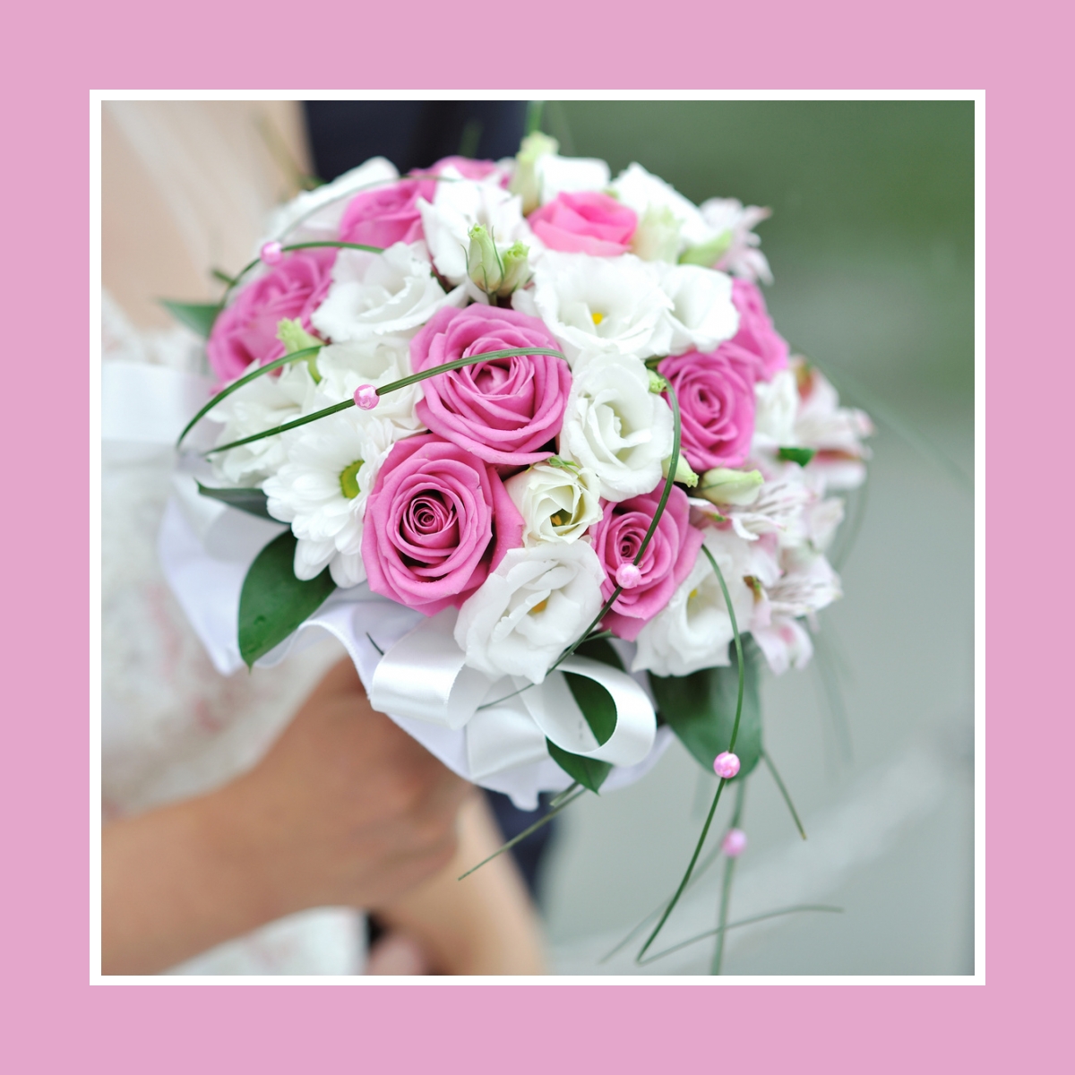 Brautstrauß aus Rosen und Kamillen in Rosa & Weiß
