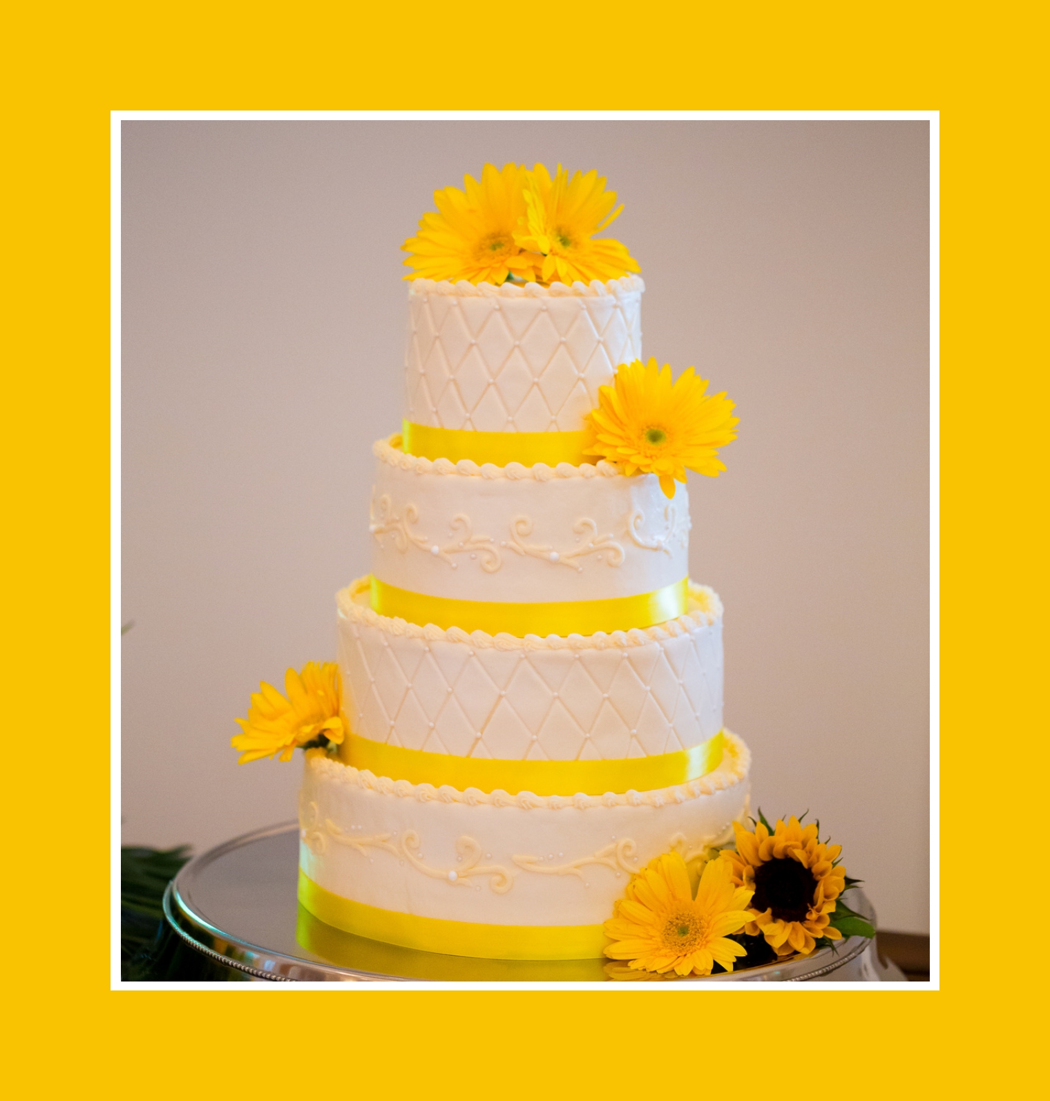 Gelbe Hochzeitstorte