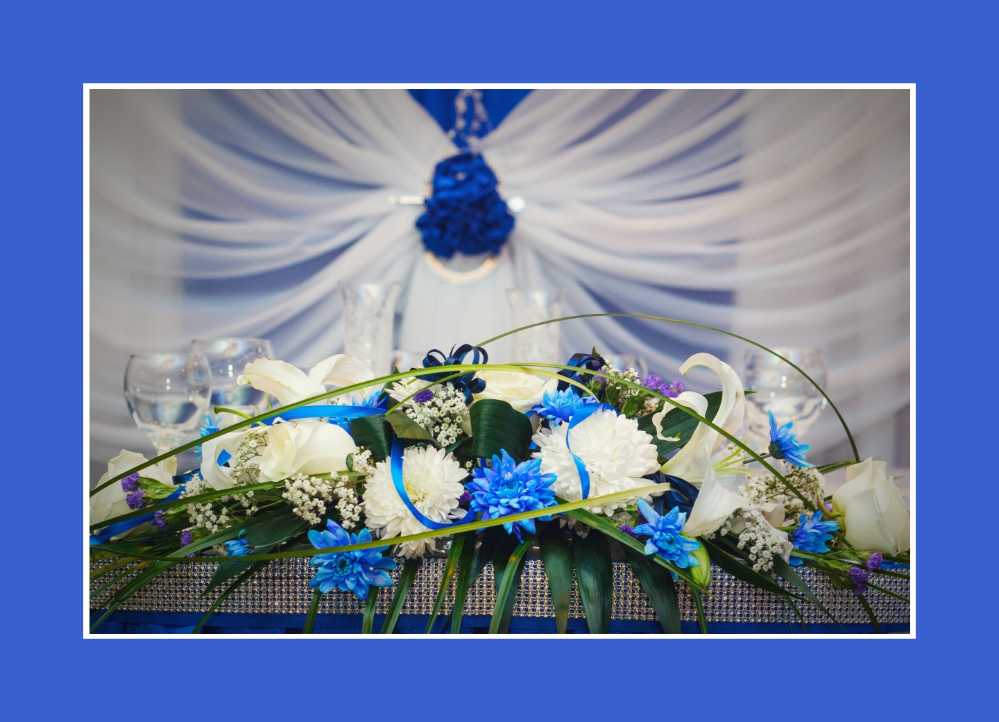Hochzeitsdeko für den Brautpaartisch im glänzenden Blau