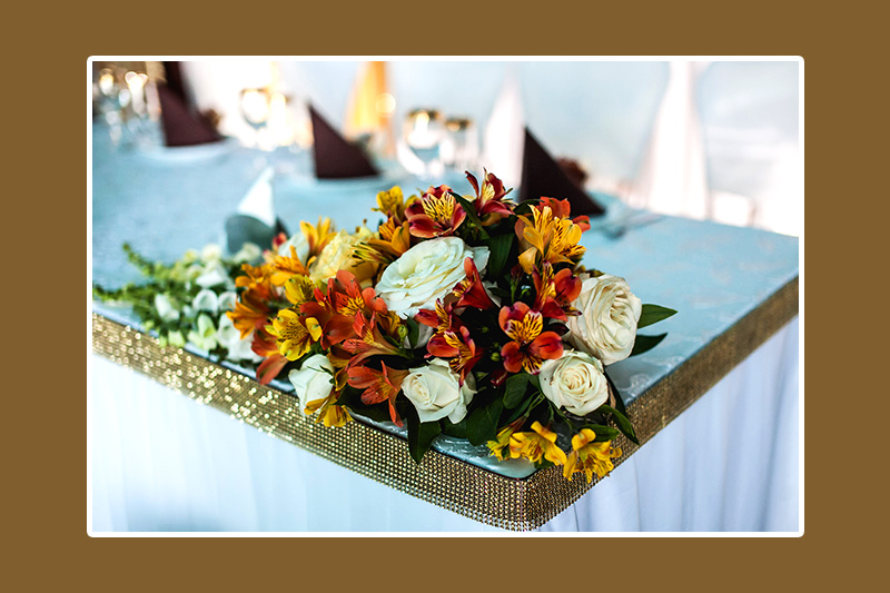 Blumendeko Hochzeitstafel mit Rosen und Inkalilien