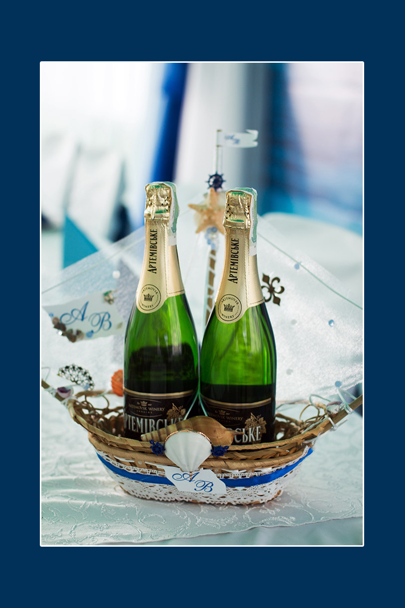 Hochzeitssekt in einem Schiff-Korb