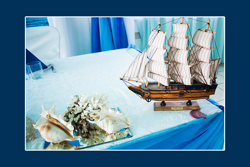 Modellschiff und Muscheln
