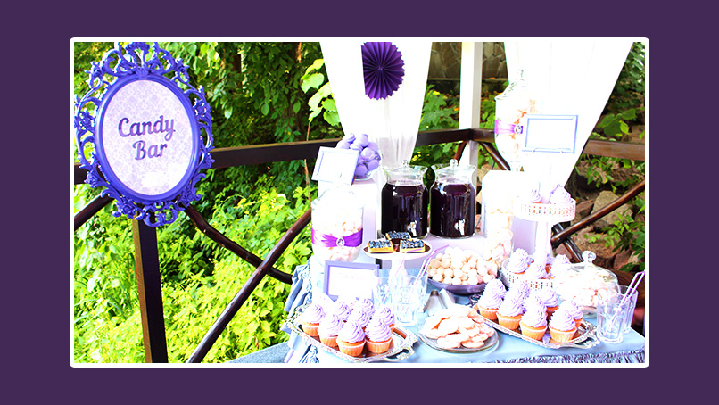 Süßigkeiten in Lila auf der Candy Bar Hochzeit