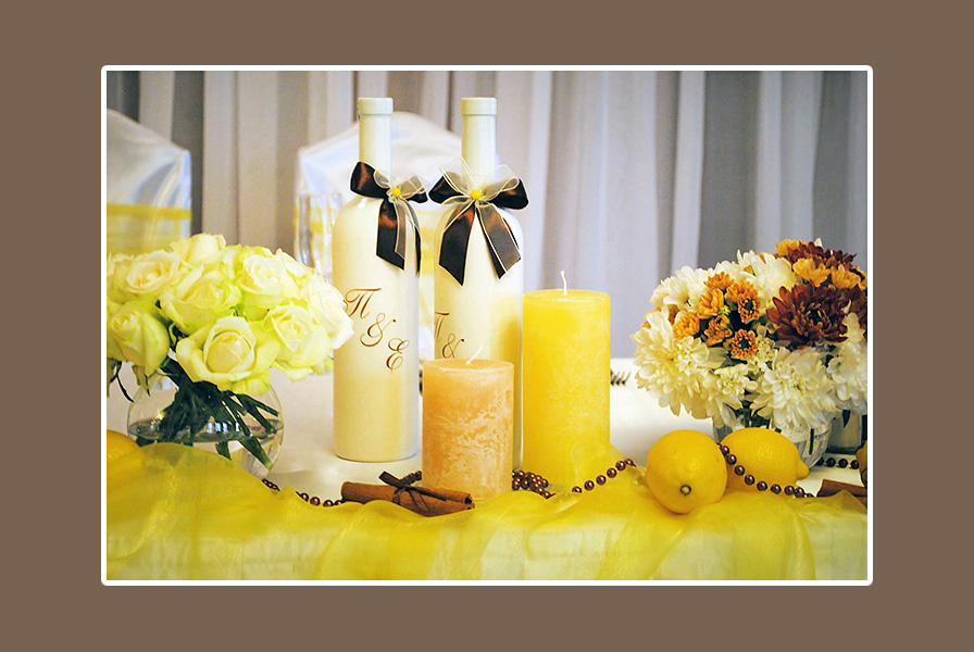 Dekoration Tisch mit Blumen Kerzen Sekt