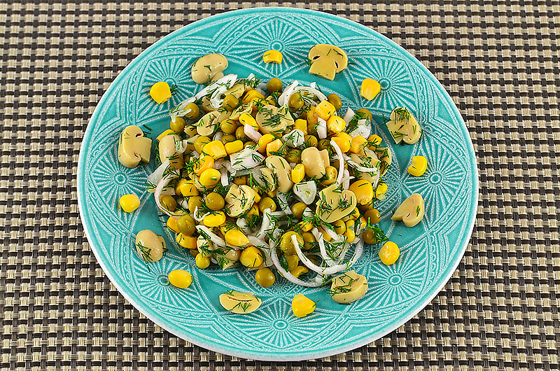 Köstlicher Erbsen-Mais-Zwiebeln-Champignons-Dill-Salat