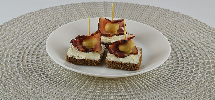 Einfache Canapés mit Frischkäse, Champignons und Speck